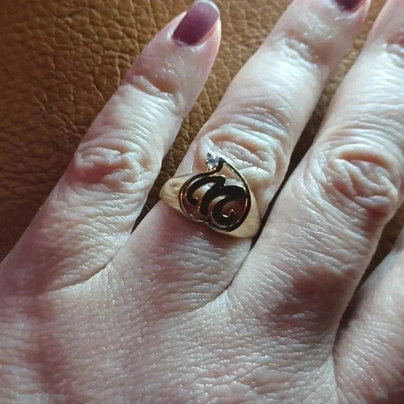 💙🌹Gold-plated letter "W" ring. yellow with faux diamond - Picture 4 of 11